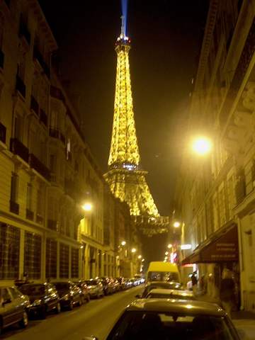 Yellow light by night in Paris